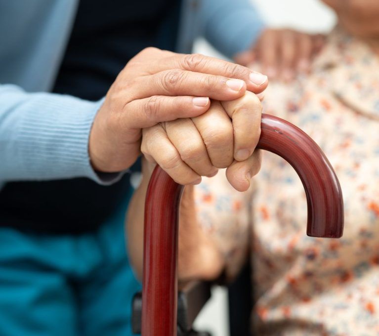 Prestación por cuidado a un familiar: todo lo que debes saber