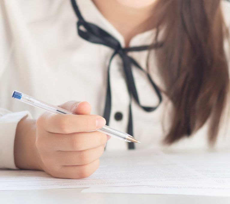 Modelo de contrato para empleadas de hogar: qué debe incluir y cómo rellenarlo